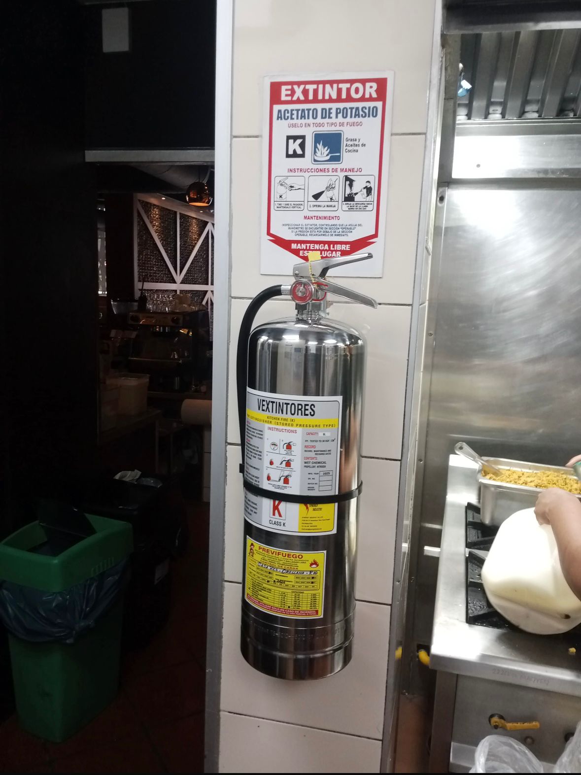 Extintor Tipo K — instalado en restaurante activo